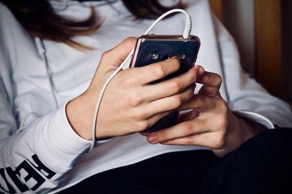 Adolescenti: gli smartphone sono i principali nemici del sonno