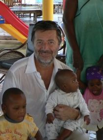 Il dottor Venturelli con i bambini della pouponnière di Ayamé